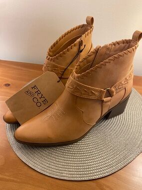 Frye and Co. Palma Tan Leather Western-Style Ankle Booties Side Zip Size 10